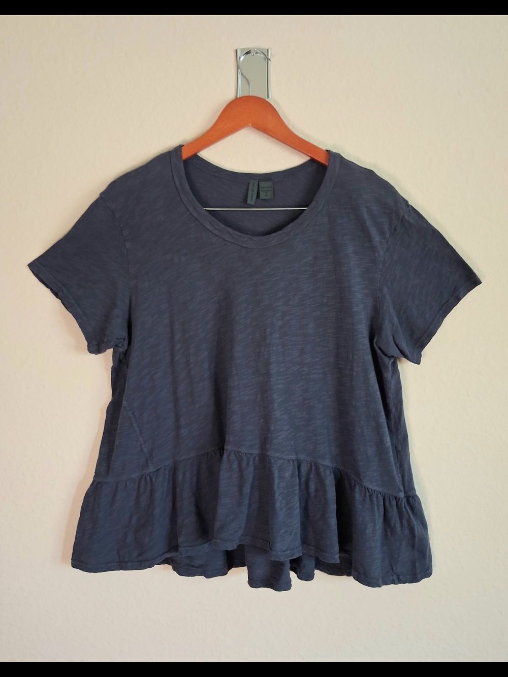 Left Of Center Anthropologie Women’s Ruffle-Hem Tee in Deep Blue Grey